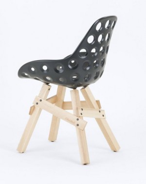 Design Stuhl Sitzschale schwarz, Gestell aus Massivholz, Sitzhöhe 46 cm