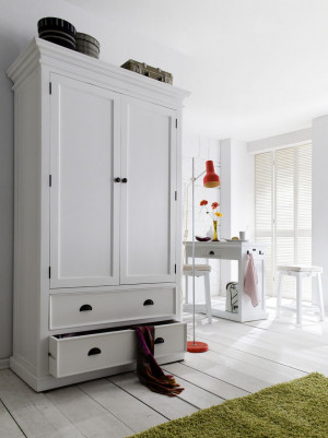 Weißer Kleiderschrank aus massiv Holz mit zwei Türen und zwei Schubladen