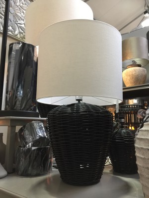Tischlampe Rattan schwarz-weiß, Tischleuchte schwarz-weiß Rattan mit Lampenschirm, Durchmesser 56-65 cm