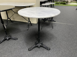 Bistrotisch Marmor-Tischplatte, Bistrotisch rund, Bistrotisch Gusseisen-Gestell schwarz, Durchmesser 60 cm