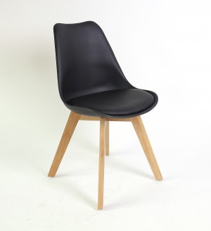 Stuhl gepolstert mit einem Gestell aus Massivholz, Farbe schwarz
