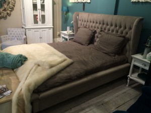 Bett grau gepolstert im Landhausstil, Maße 224 x 205 cm 