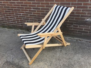 Liegestuhl schwarz-weiß gestreift , Gartenliege, Strandstuhl schwarz-weiß