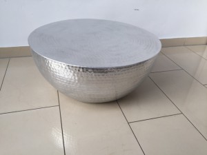 Couchtisch rund silber, Couchtisch Aluminium Hammerschlag-Optik, Ø 68 cm