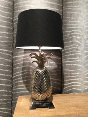 Tischlampe verchromt mit Lampenschirm schwarz, Tischleuchte Silber mit Lampenschirm, Höhe 65 cm