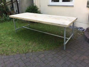 Esstisch im Industriedesign, Gartentisch, Tisch mit Tischbeinen aus Metall, Länge 220 cm 