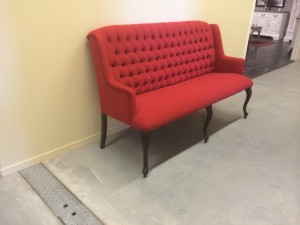 Bank mit Textilbezug im Landhausstil, Sitzbank gepolstert, Farbe rot