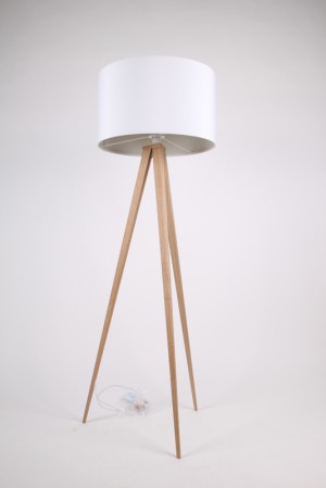 Moderne Dreifuß Stehleuchte in Holzoptik mit einem weissen Lampenschirm 