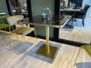 Bistrotisch Gold schwarze Tischplatte Marmoroptik, Gastro-Tisch schwarz Marmoroptik, Maße 80x80 cm