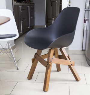 Design Stuhl mit Armlehne schwarz, Gestell aus Massivholz, Sitzhöhe 46 cm