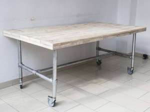 Tisch mit Rollen im Industriedesign, Esstisch mit Tischbeinen aus Metall, Länge 260 cm