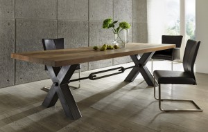 Esstisch aus massiv Eiche, Tisch im Industriedesign mit einem Gestell aus Metall, Maße 180 x 100 cm 