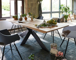 Tisch Eiche massiv Industriedesign, Esstisch Eiche Tischplatte, Tischbeine schwarz Metall, Breite 180 cm