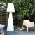 Gartenleuchte weiß, Stehleuchte aus Kunststoff, Outdoor Stehlampe weiß Lampenschirm in verschiedenen Farben, Höhe 210 cm 