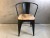 Stuhl schwarz Metall und Holz im Industriedesign