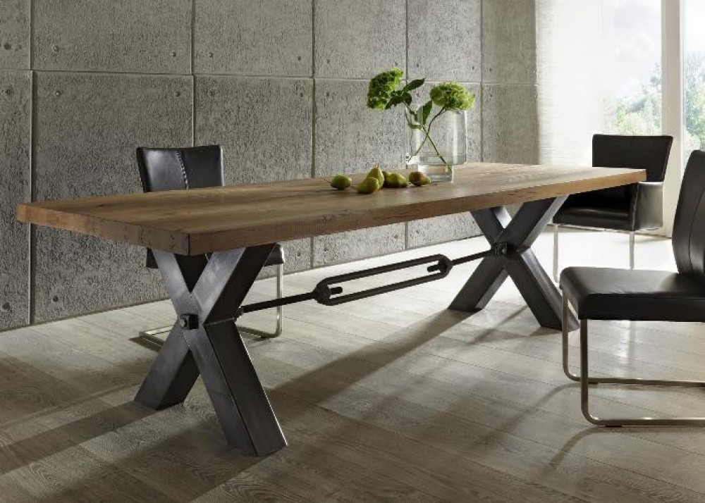 Esstisch aus massiv Eiche, Tisch im Industriedesign mit einem Gestell