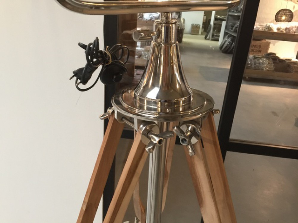 [Super günstiger Sonderpreis] Stehlampe Spot Dreibein-Leuchte, Stehleuchte verchromt Landhausstil Holzgestell Holz, Stehlampe