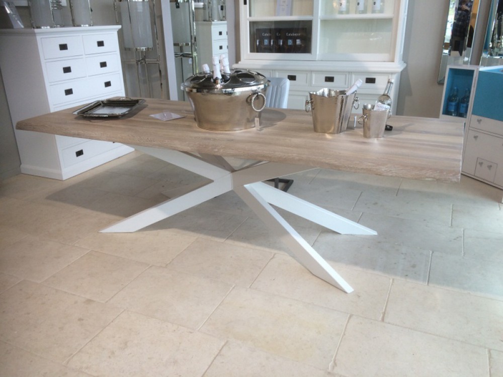 Esstisch weiß aus Eiche massiv, Tisch im Industriedesign mit einem Gestell  aus Metall, Maße 260 x 100 cm