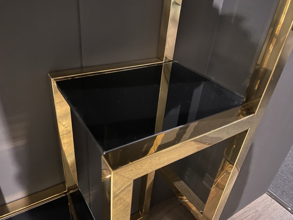 Goldenes Wandregal - Metall 58 × 58 cm 
