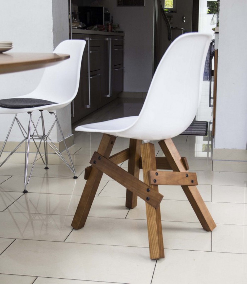 Design Stuhl weiße Sitzschale, Gestell aus Massivholz ...