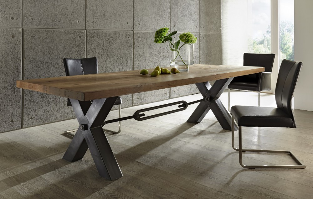 Esstisch aus massiv Eiche, Tisch im Industriedesign mit einem Gestell
