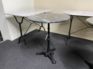 Bistrotisch grau Marmor-Tischplatte, Bistrotisch rund, Bistrotisch Gusseisen-Gestell schwarz, Durchmesser 60 cm