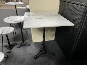 Bistrotisch weiß Marmor-Tischplatte, Bistrotisch quadratisch, Bistrotisch Gusseisen-Gestell schwarz, Maße  60x60 cm