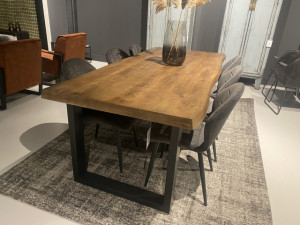 Esstisch Massivholz Tischplatte, Tisch Naturbaumkante schwarze Metallbeine, Breite 180 cm