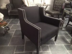 Sessel mit Nieten schwarz gepolstert