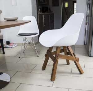 Design Stuhl mit Armlehne weiß, Gestell aus Massivholz, Sitzhöhe 46 cm