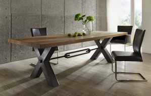 Esstisch aus massiv Eiche, Tisch im Industriedesign mit einem Gestell aus Metall, Maße 240 x 100 cm 